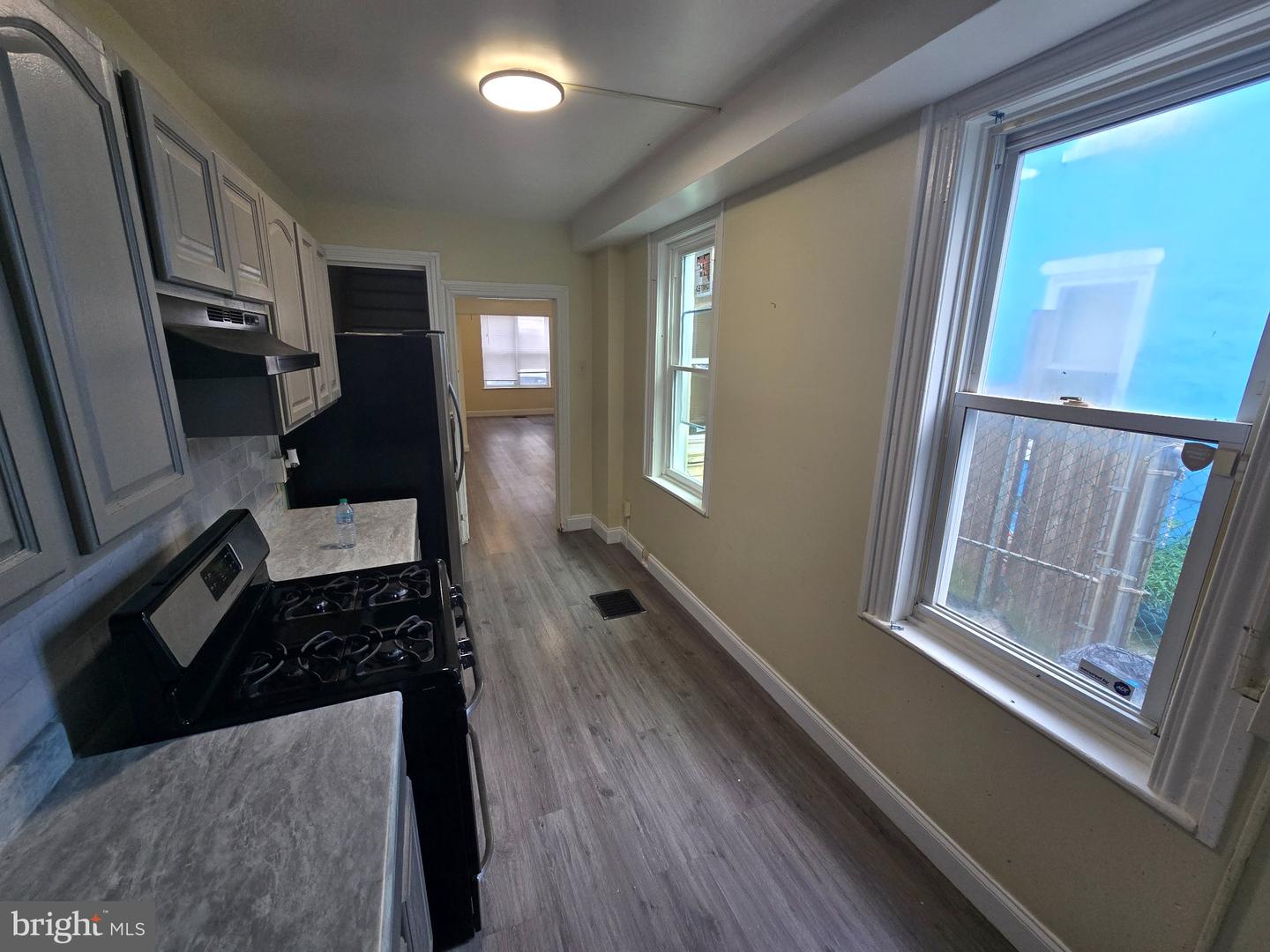330 Moss St Property Photo 6
