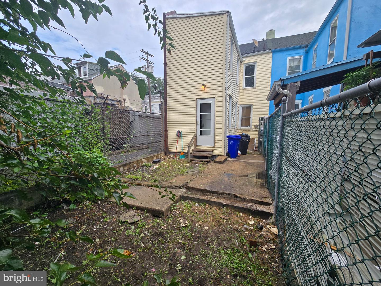 330 Moss St Property Photo 18