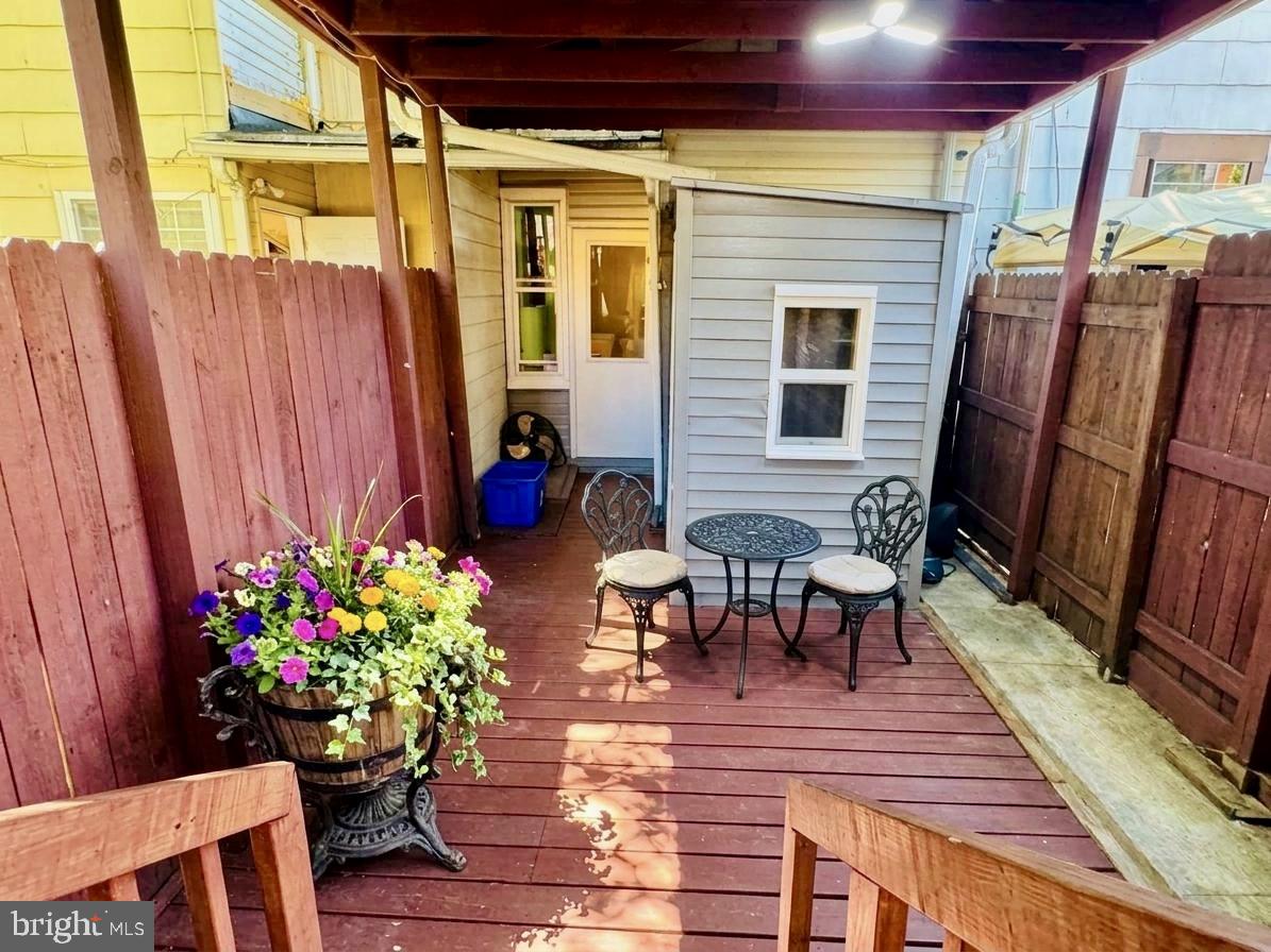 611 Thorn St Property Photo 8