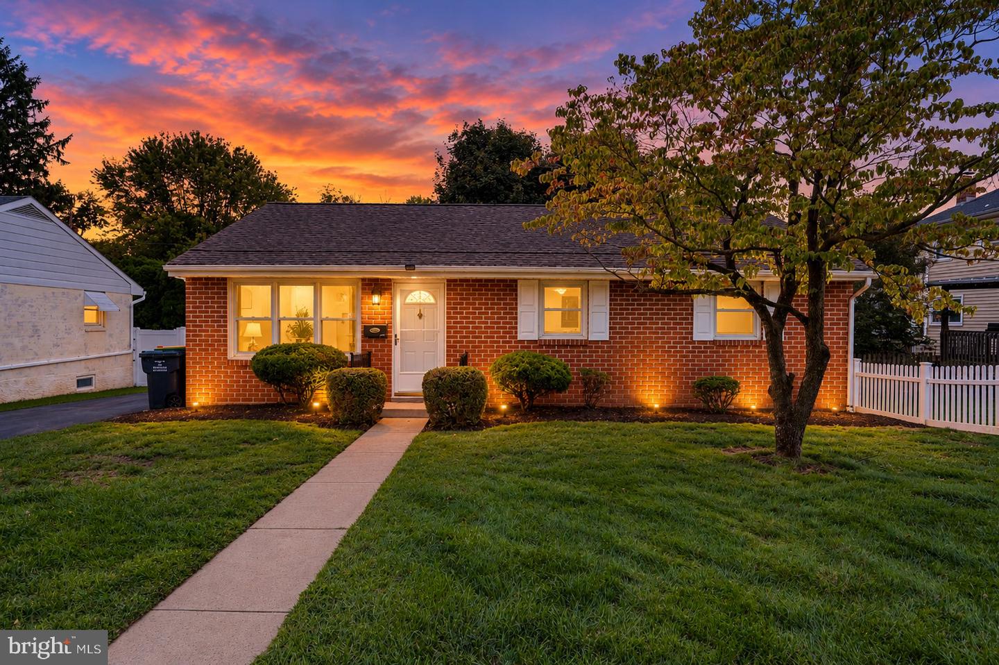 1952 Garfield Ave Property Photo 1