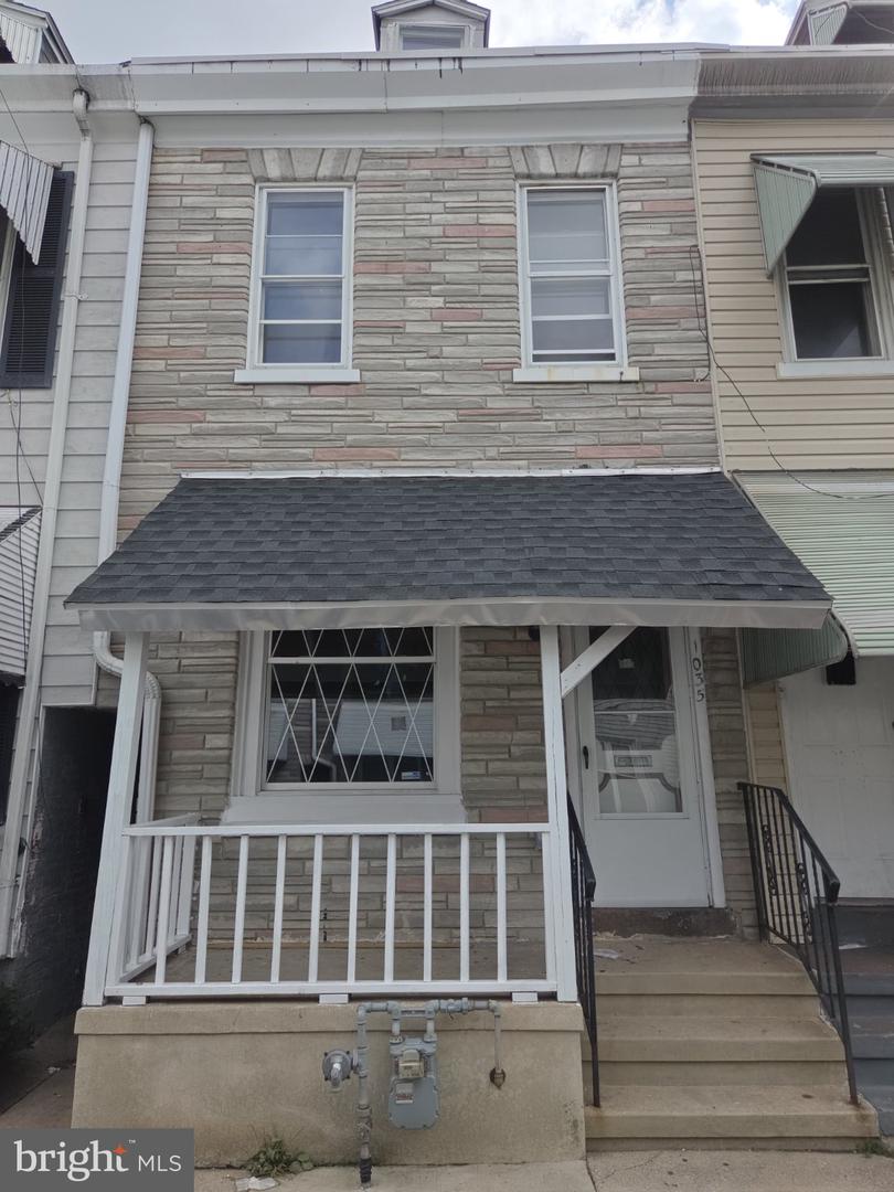 1035 Moss St Property Photo 1