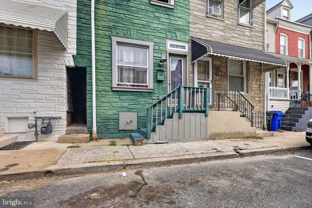 1557 Moss St Property Photo 3