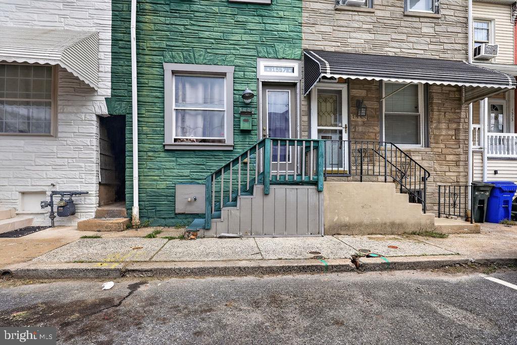 1557 Moss St Property Photo 4
