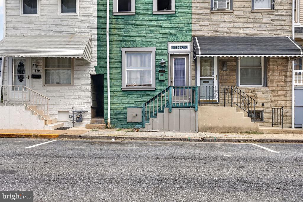1557 Moss St Property Photo 6
