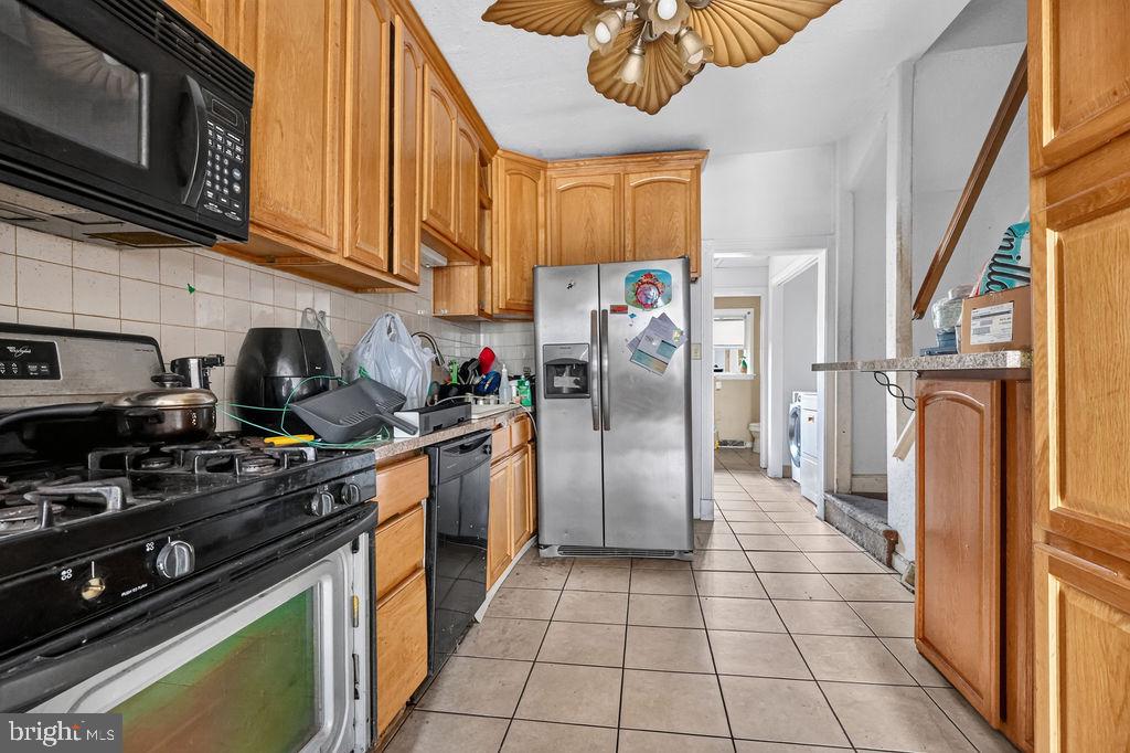 1557 Moss St Property Photo 9