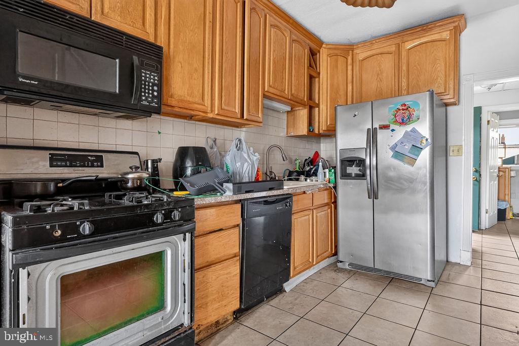 1557 Moss St Property Photo 10