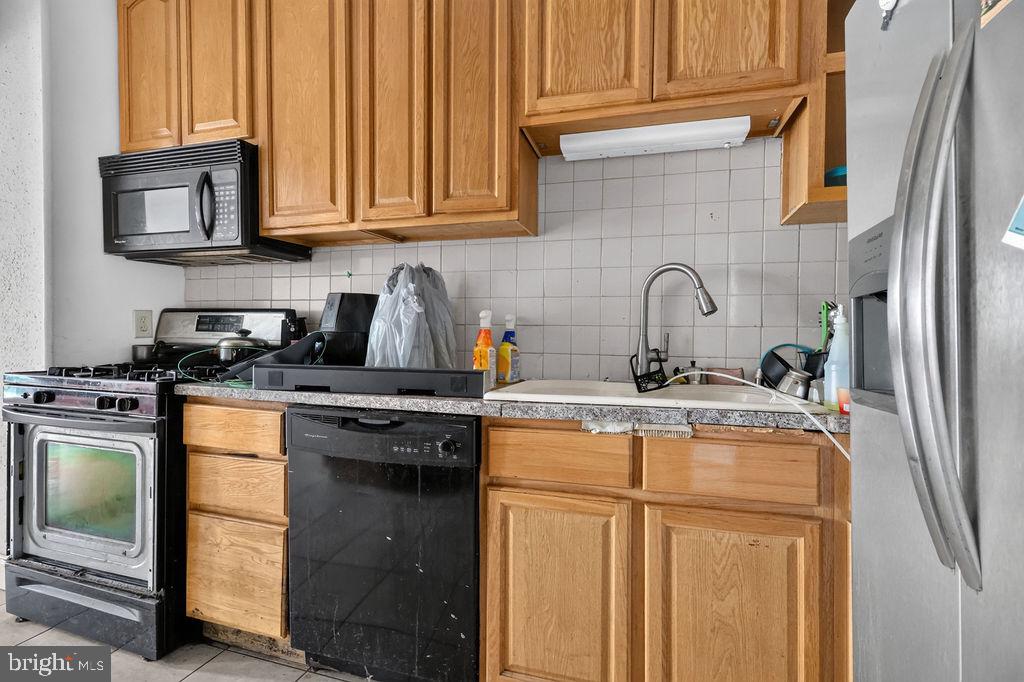 1557 Moss St Property Photo 11