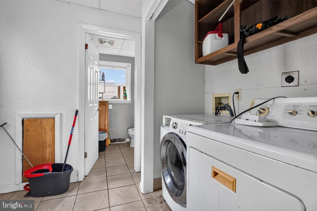 1557 Moss St Property Photo 14