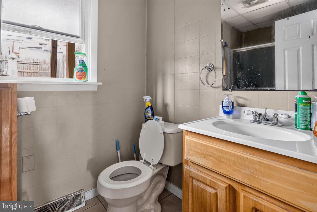 1557 Moss St Property Photo 16