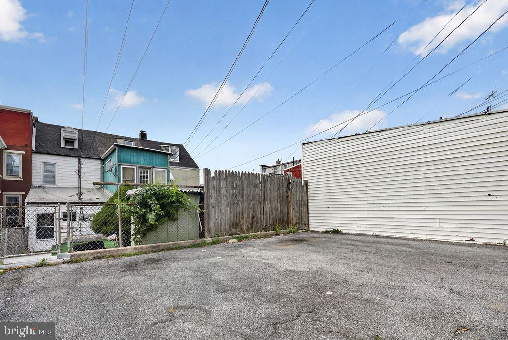 1557 Moss St Property Photo 25