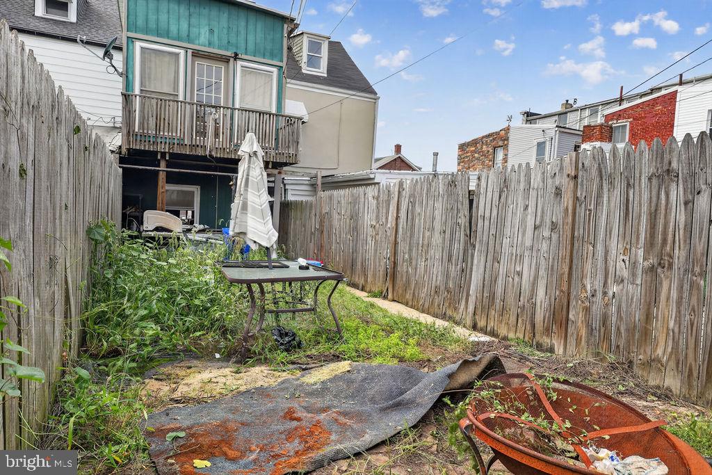 1557 Moss St Property Photo 26