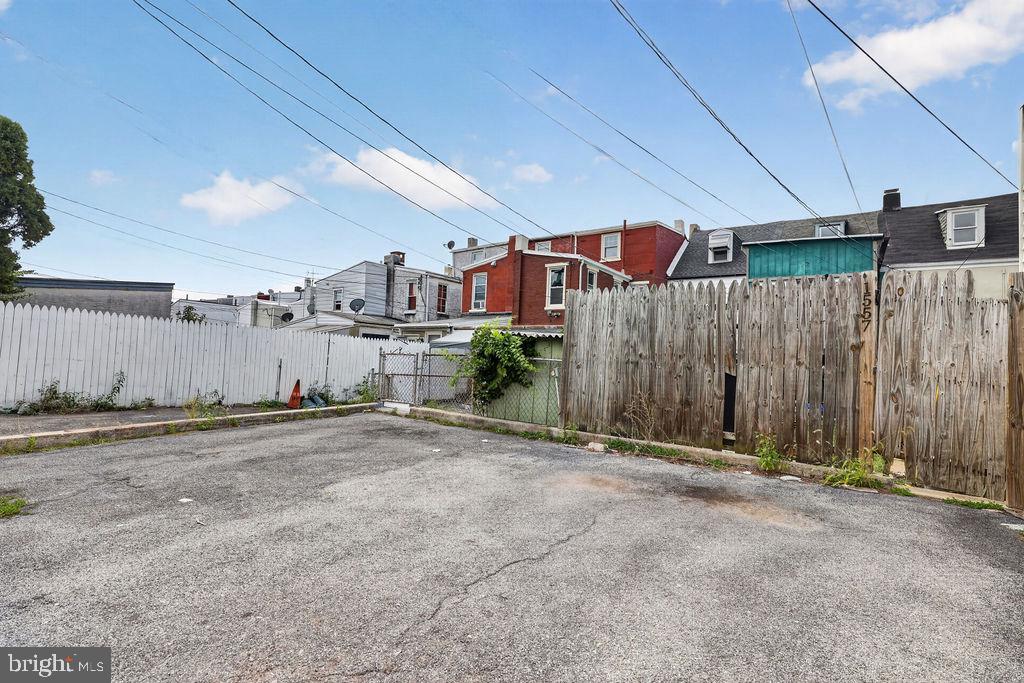 1557 Moss St Property Photo 27