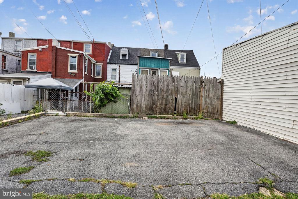 1557 Moss St Property Photo 28