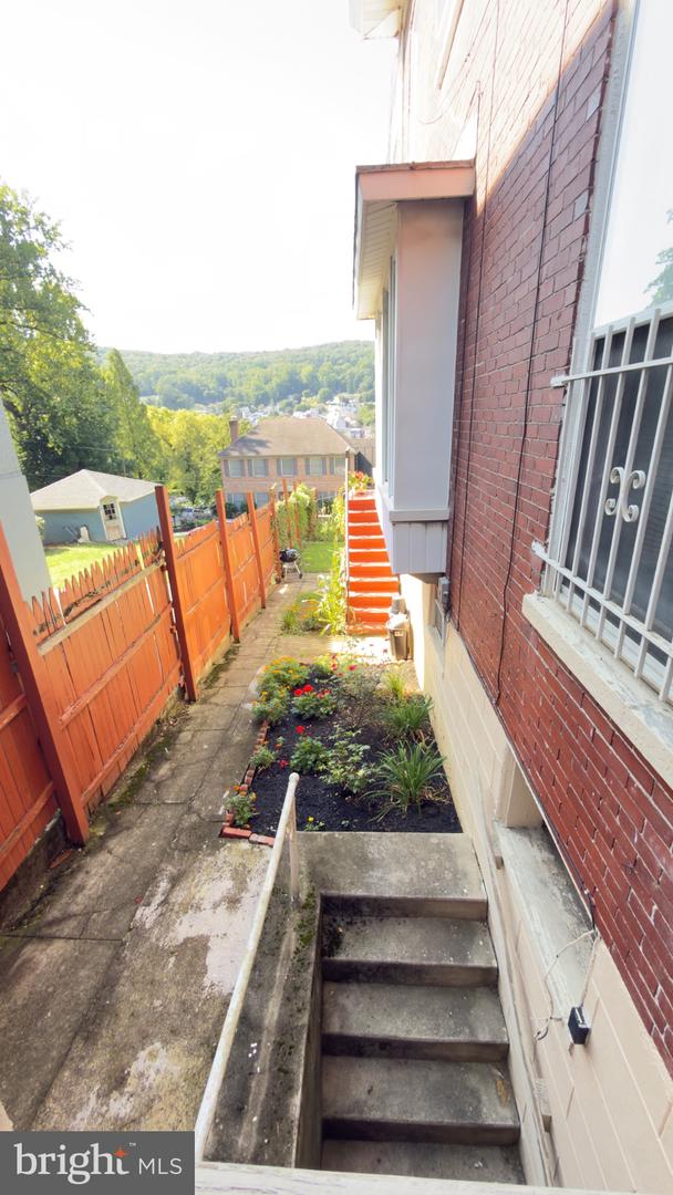 1742 Mineral Spring Rd Property Photo 4