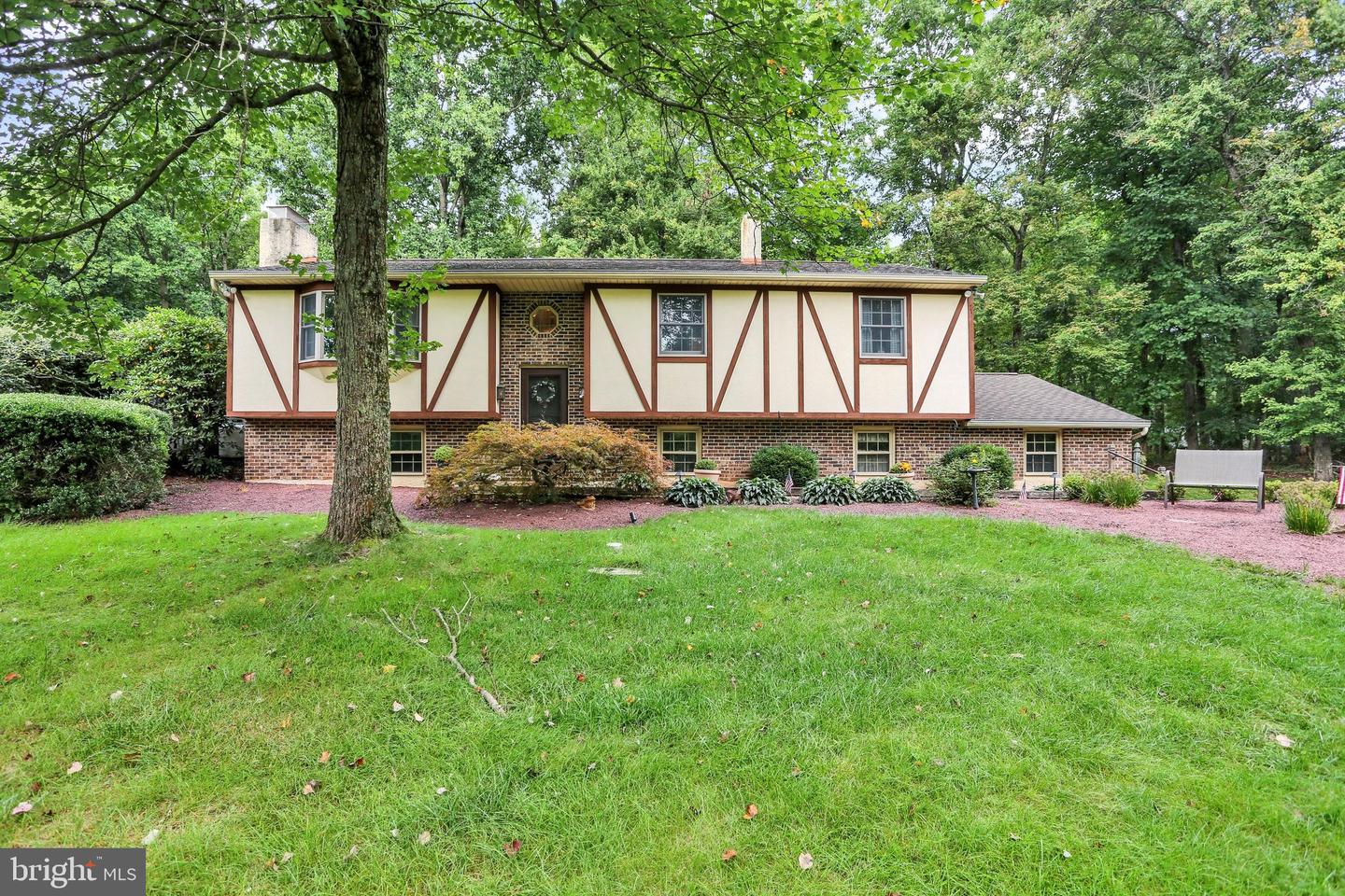 81 Oakbrook Dr Property Photo 1
