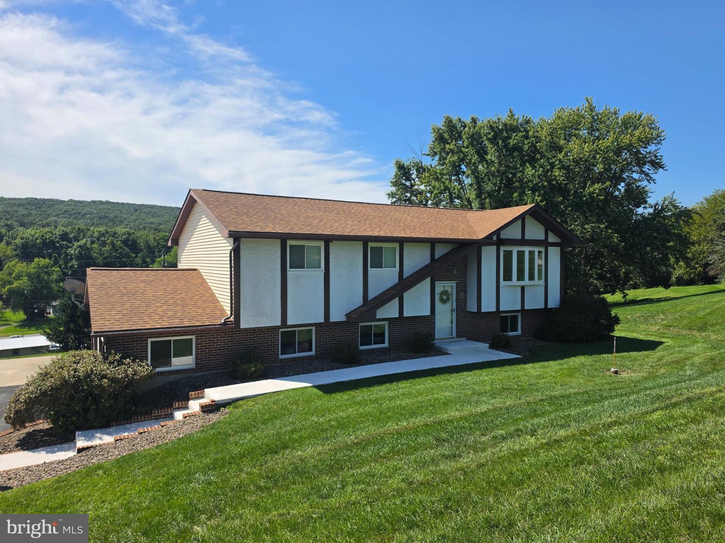 11 BIRDSFOOT DR Property Photo 1