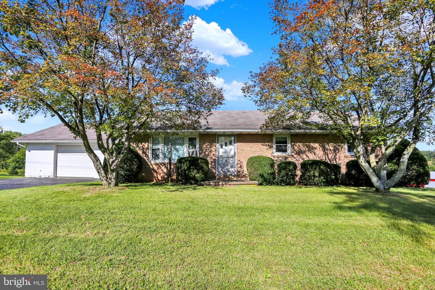 1365 Centerport Rd Property Photo 1