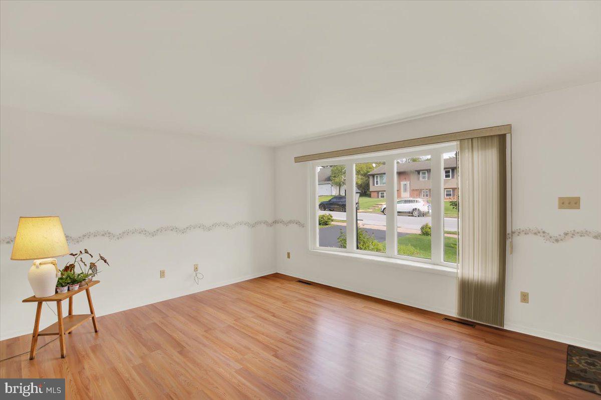 4674 Pheasant Run N Property Photo 6