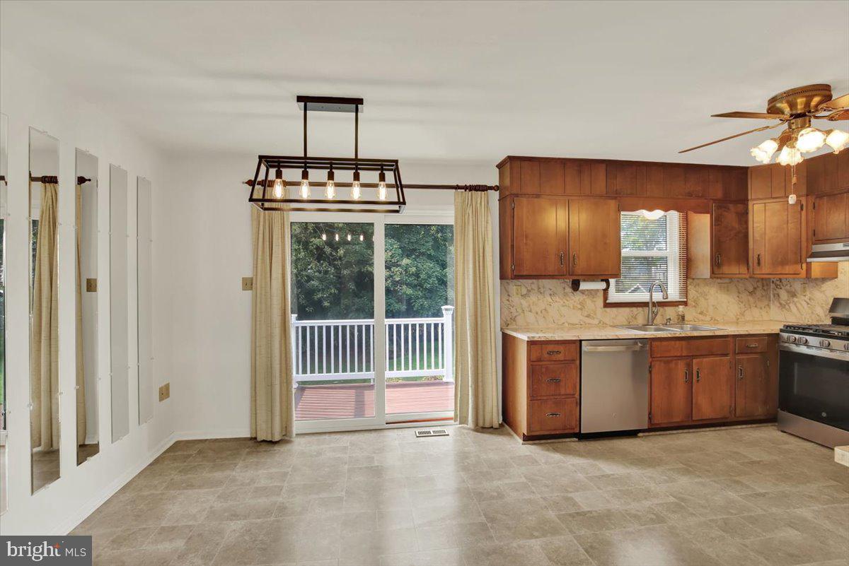 4674 Pheasant Run N Property Photo 8