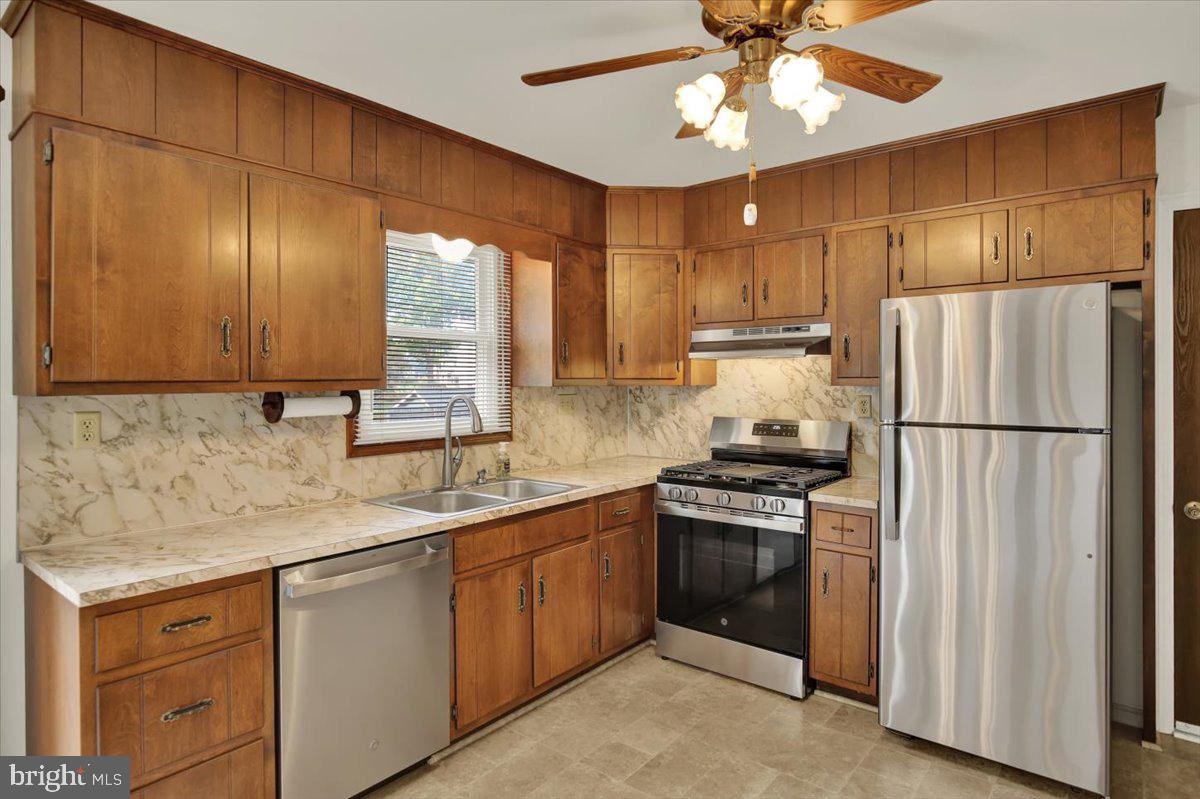 4674 Pheasant Run N Property Photo 10