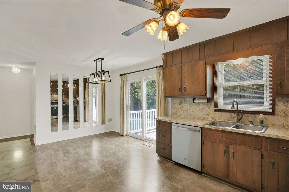 4674 Pheasant Run N Property Photo 11