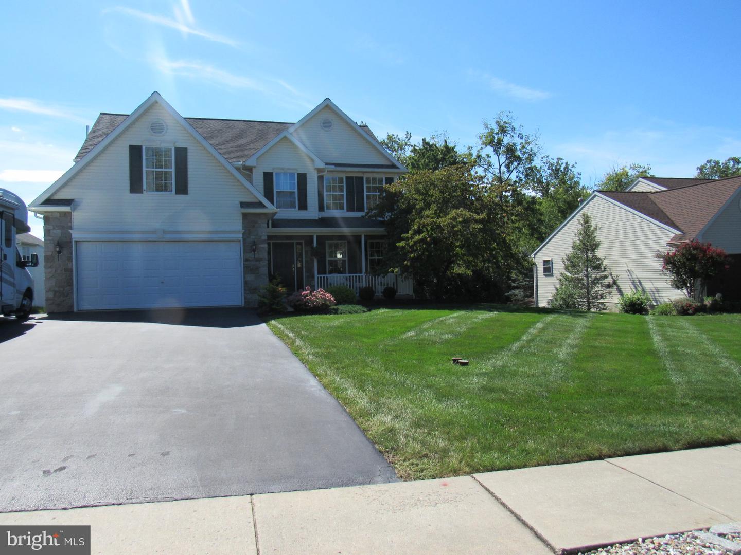 1214 Stonehenge Dr Property Photo 2