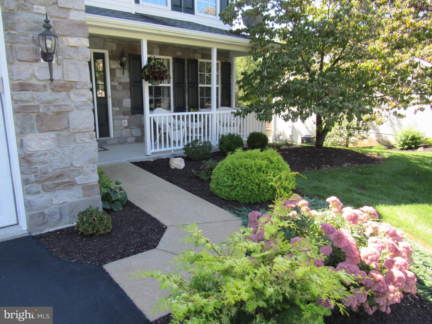 1214 Stonehenge Dr Property Photo 4