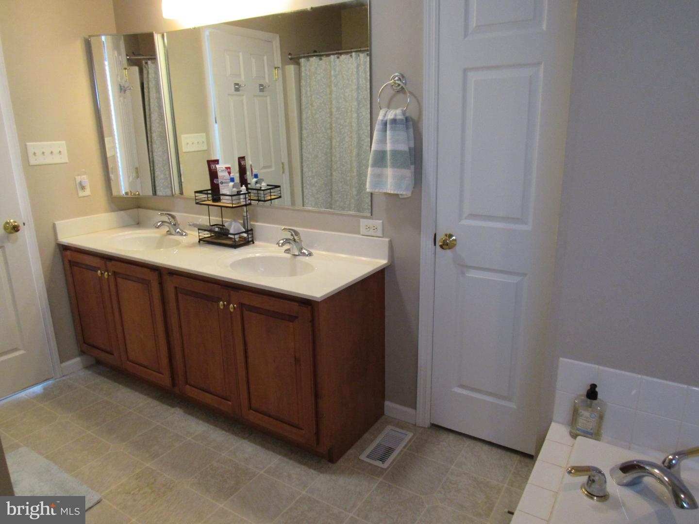 1214 Stonehenge Dr Property Photo 41