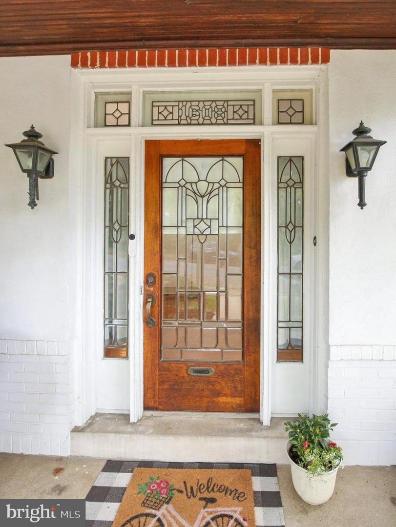 1608 Olive St Property Photo 4