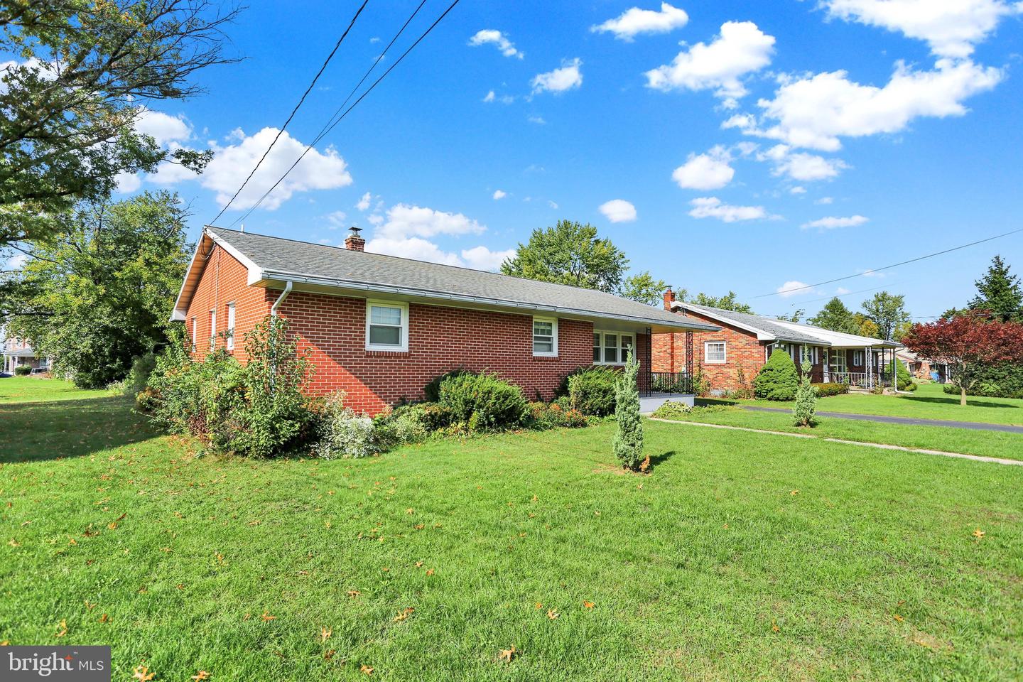 211 E Race St Property Photo 3
