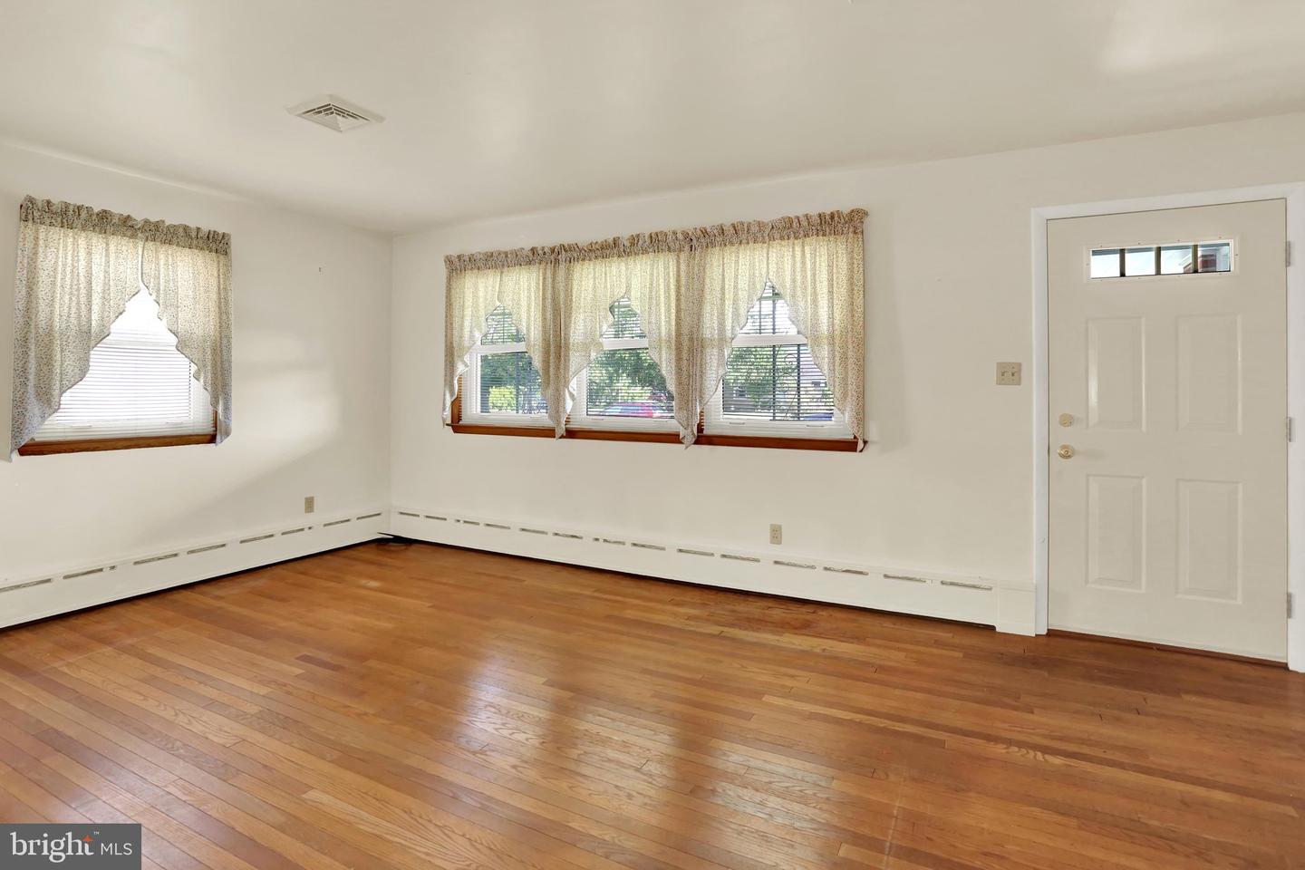 211 E Race St Property Photo 4