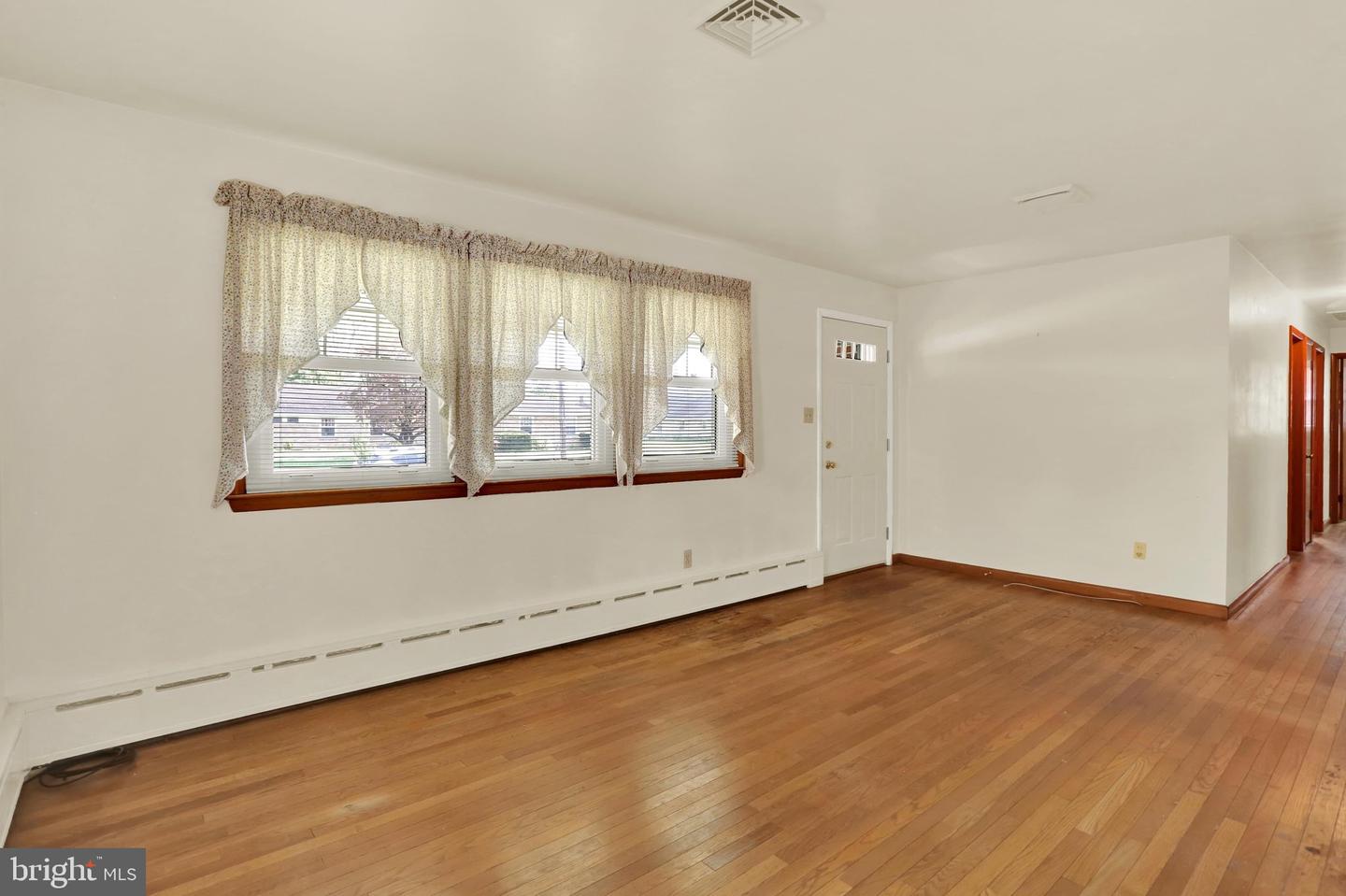 211 E Race St Property Photo 5