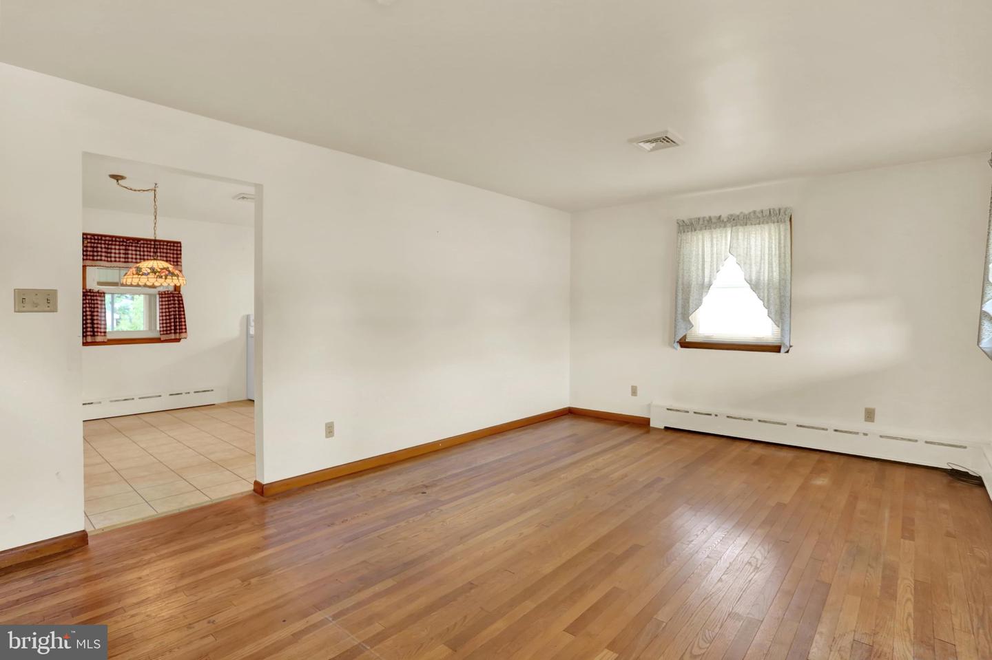 211 E Race St Property Photo 6
