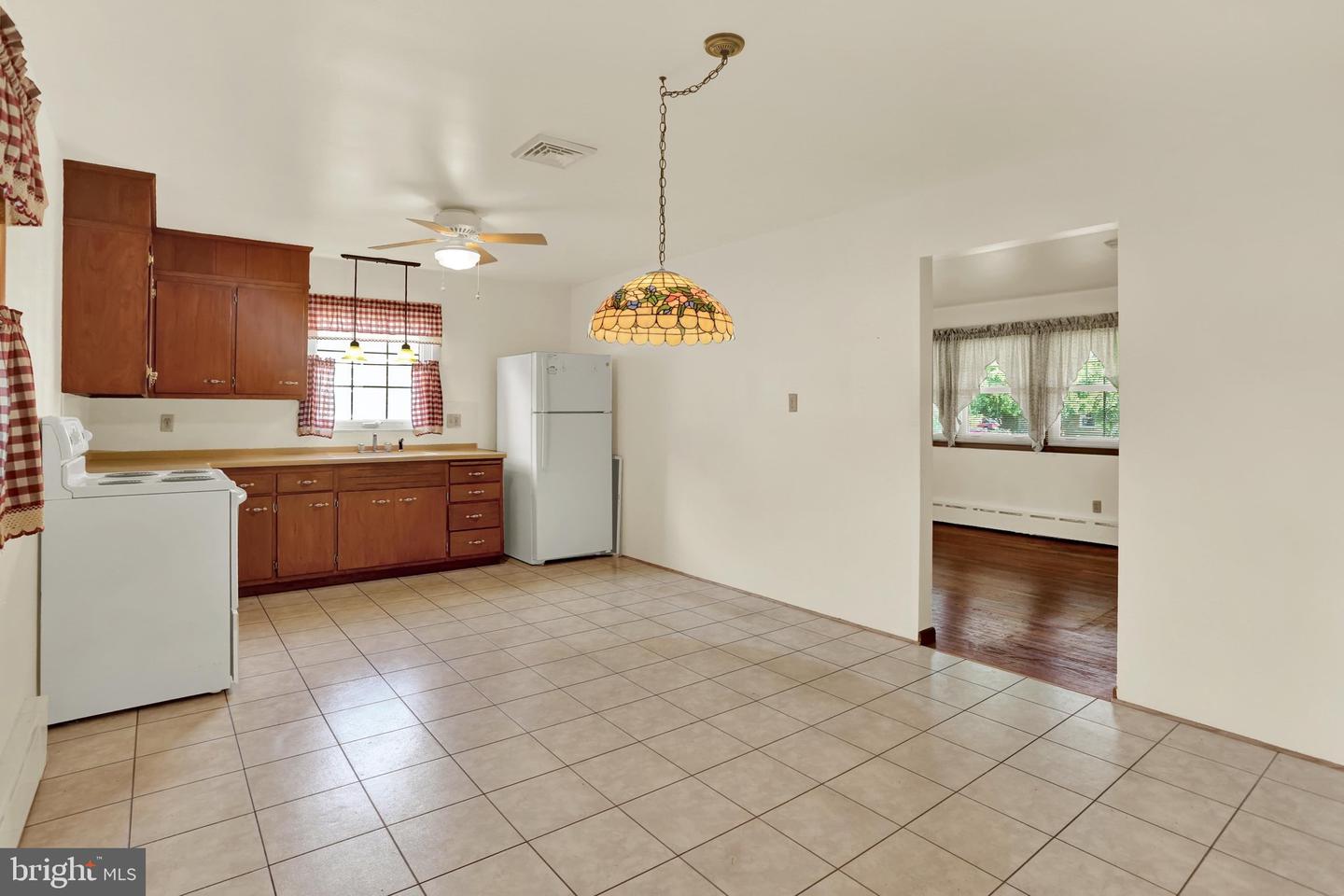 211 E Race St Property Photo 8