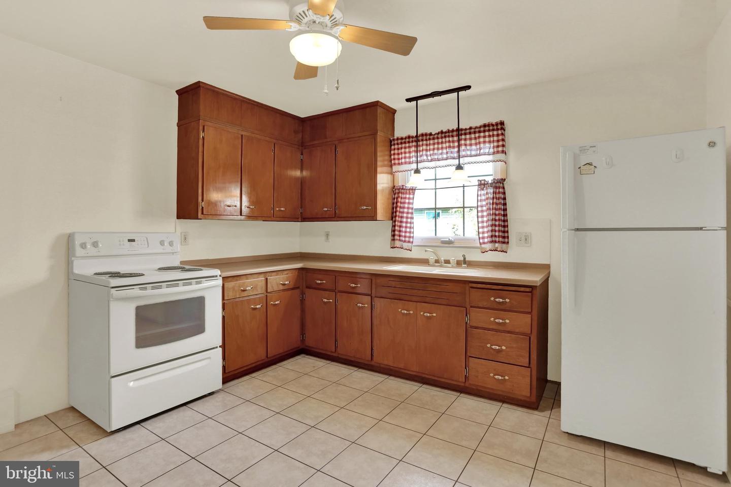 211 E Race St Property Photo 9
