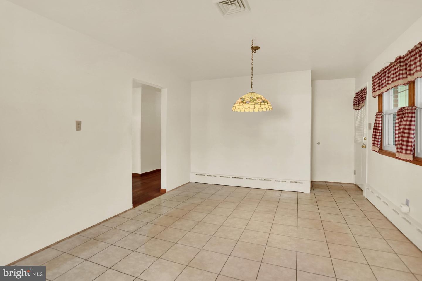 211 E Race St Property Photo 10