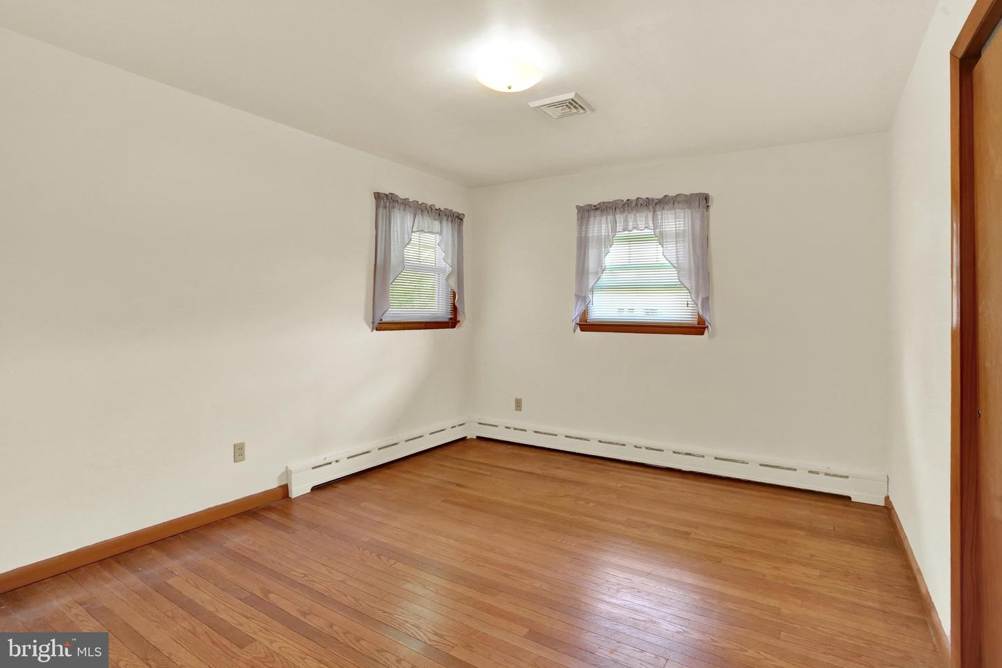 211 E Race St Property Photo 11