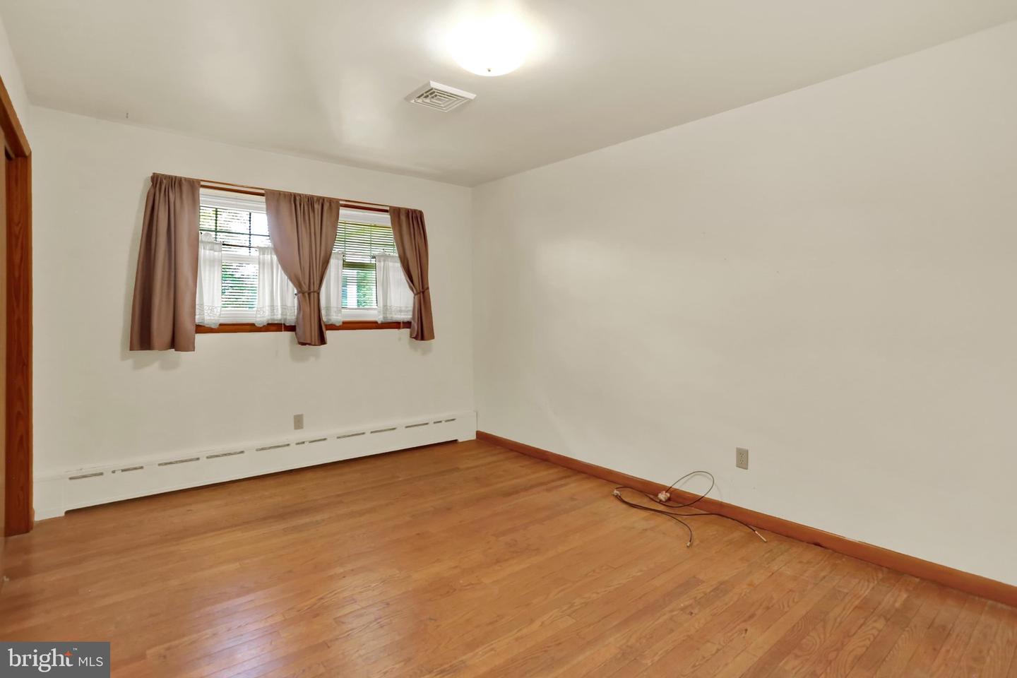 211 E Race St Property Photo 13