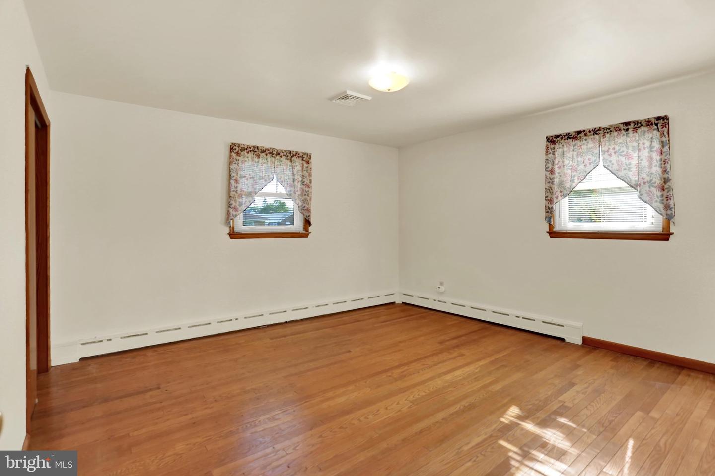 211 E Race St Property Photo 15