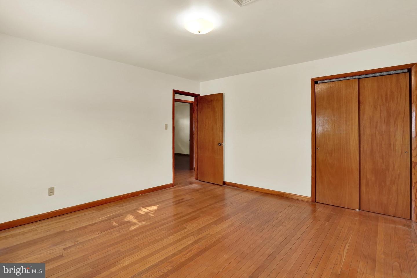 211 E Race St Property Photo 16