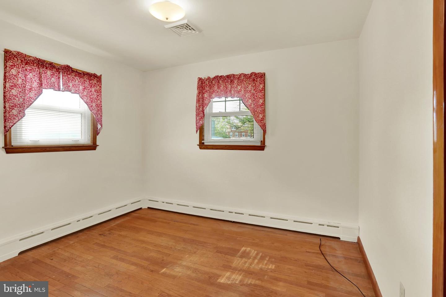 211 E Race St Property Photo 17