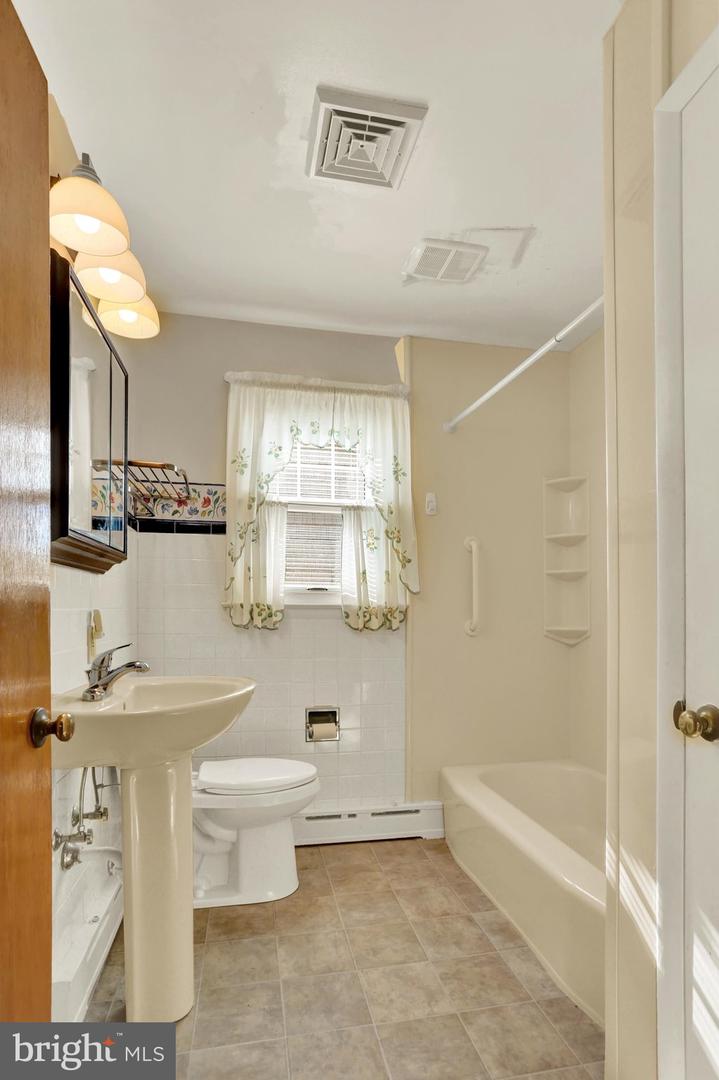 211 E Race St Property Photo 19