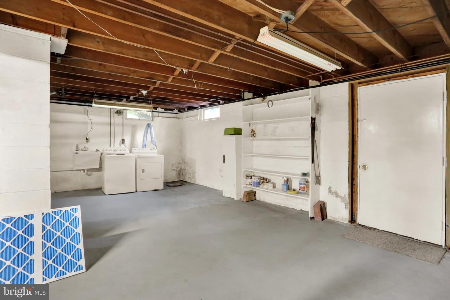 211 E Race St Property Photo 25
