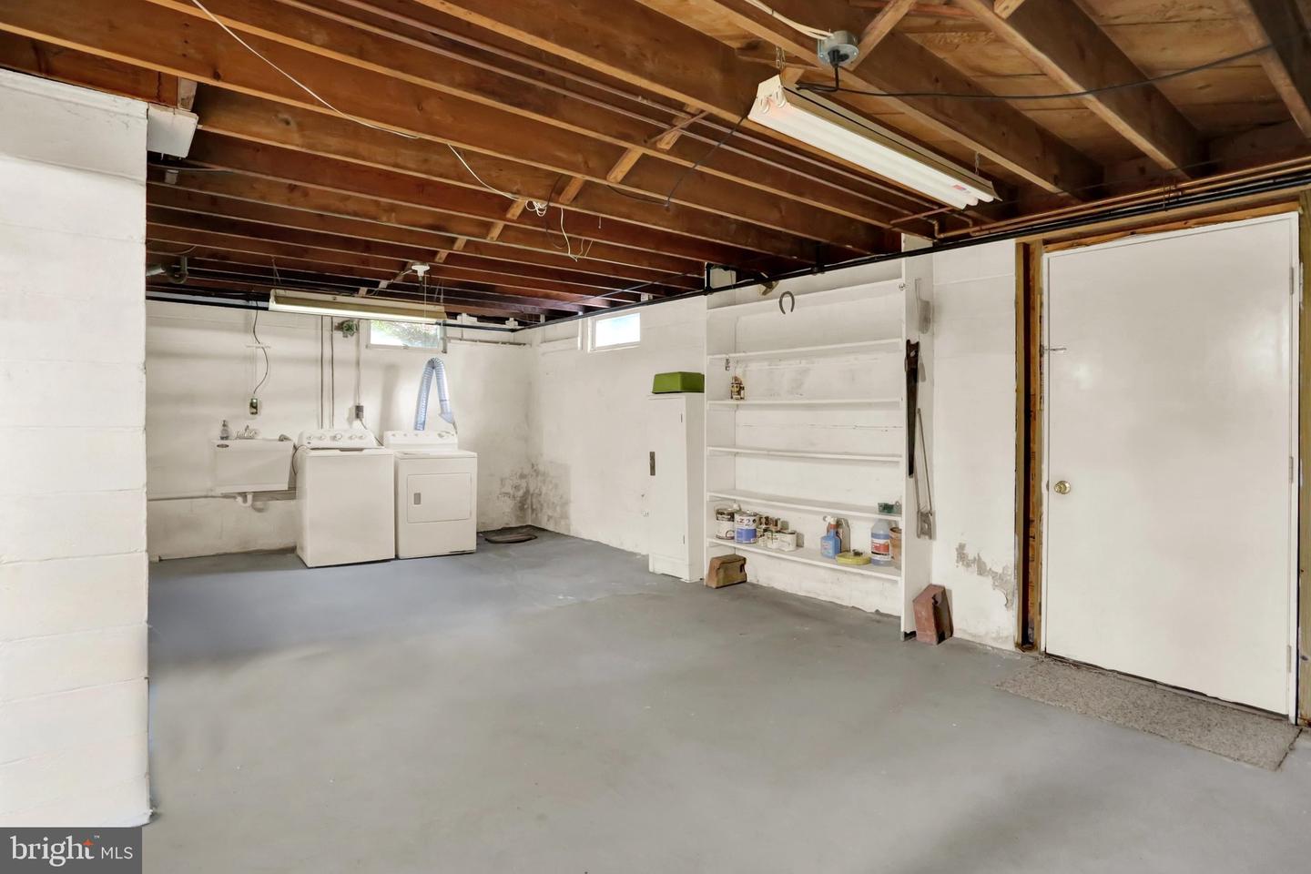 211 E Race St Property Photo 26