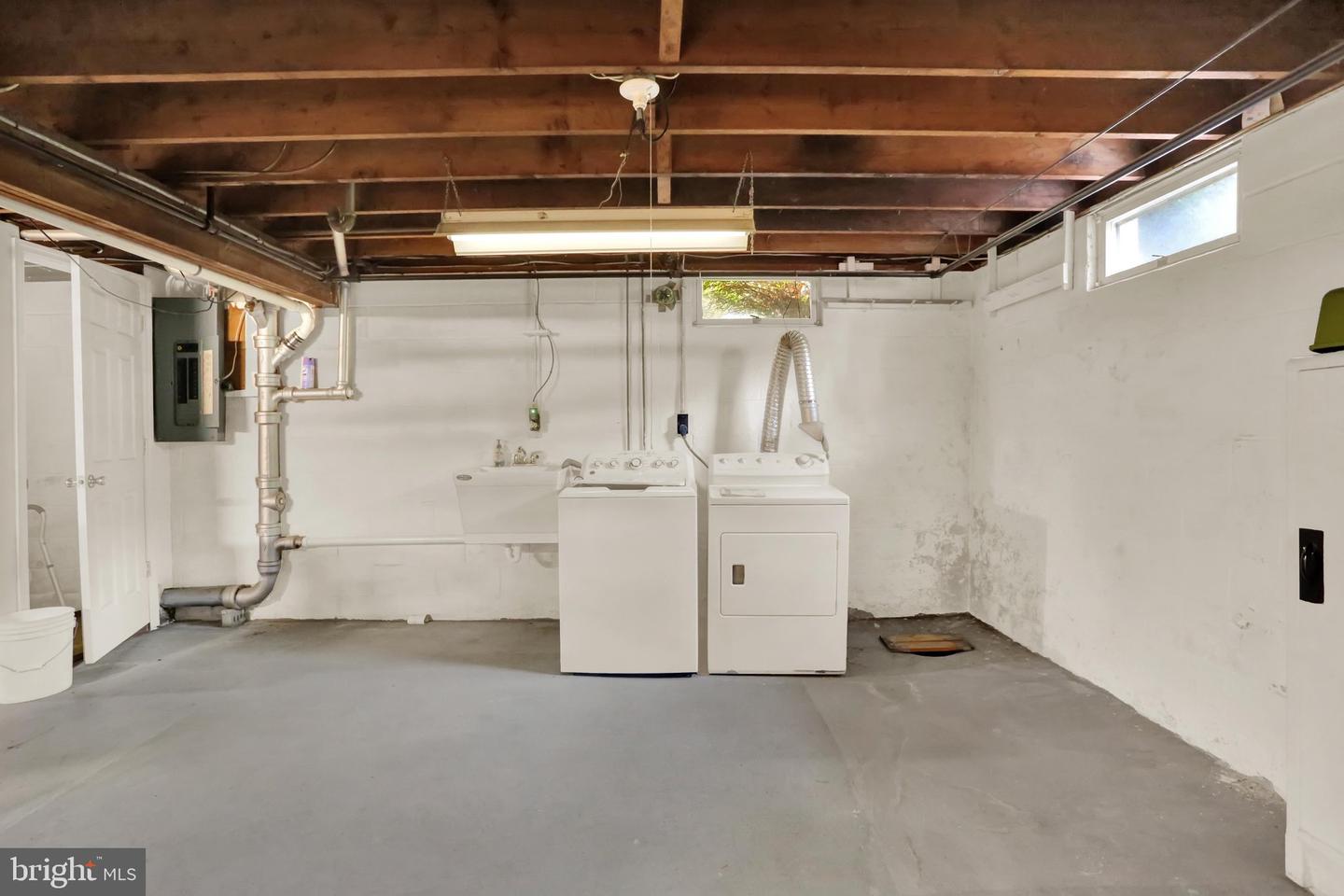 211 E Race St Property Photo 27