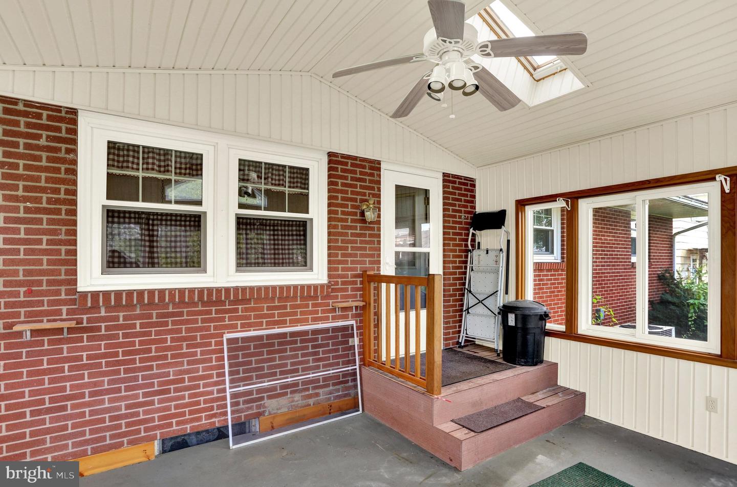 211 E Race St Property Photo 33