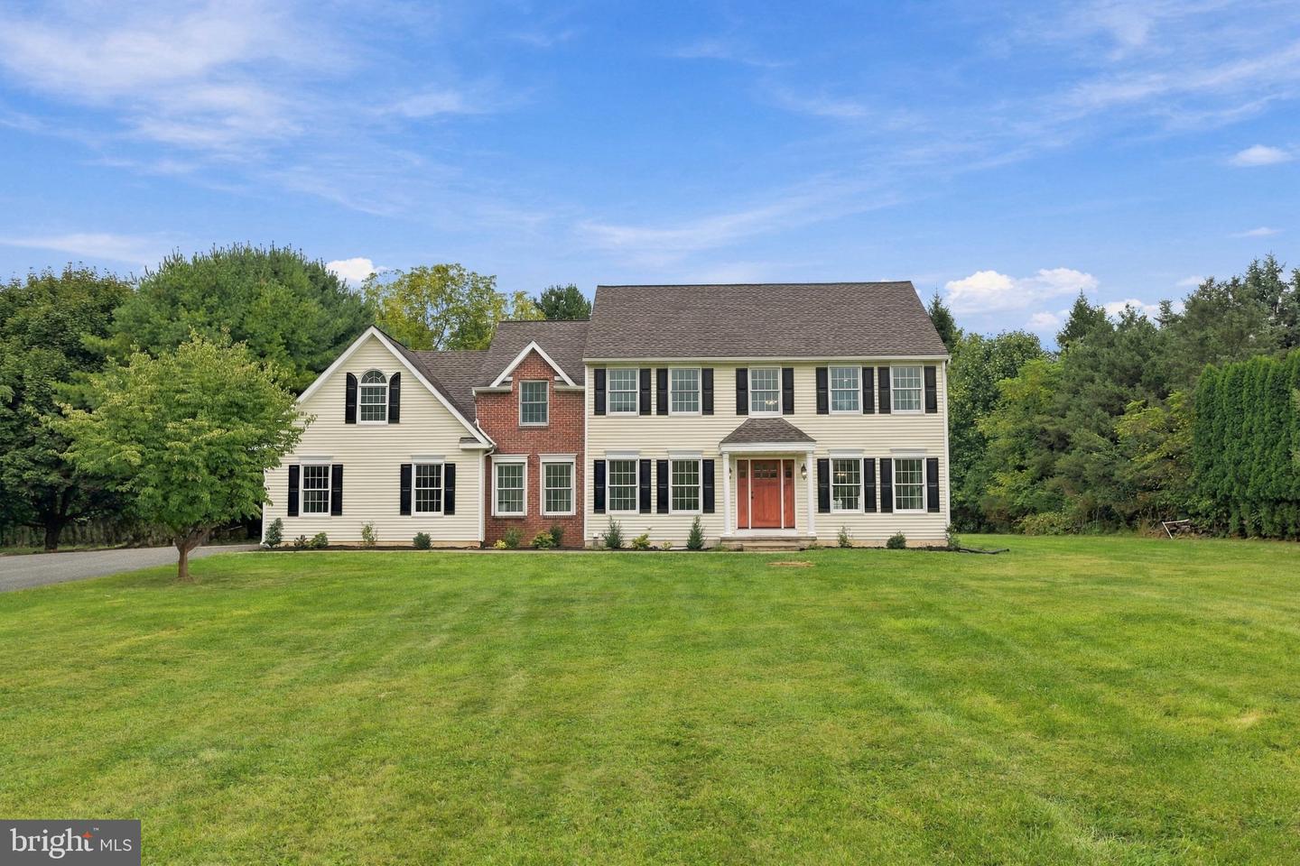 4 Schoolhouse Ln Property Photo 2