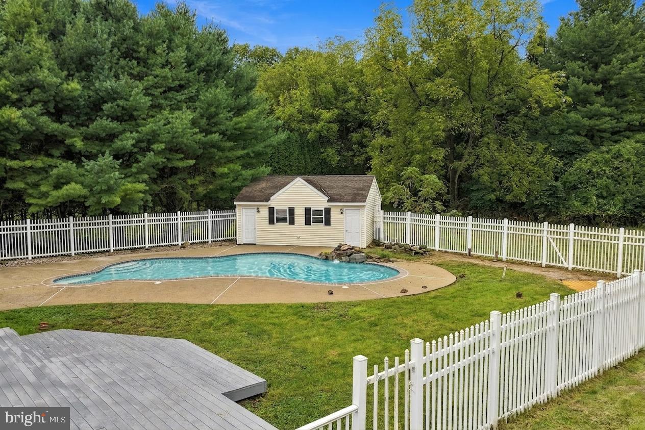 4 Schoolhouse Ln Property Photo 7