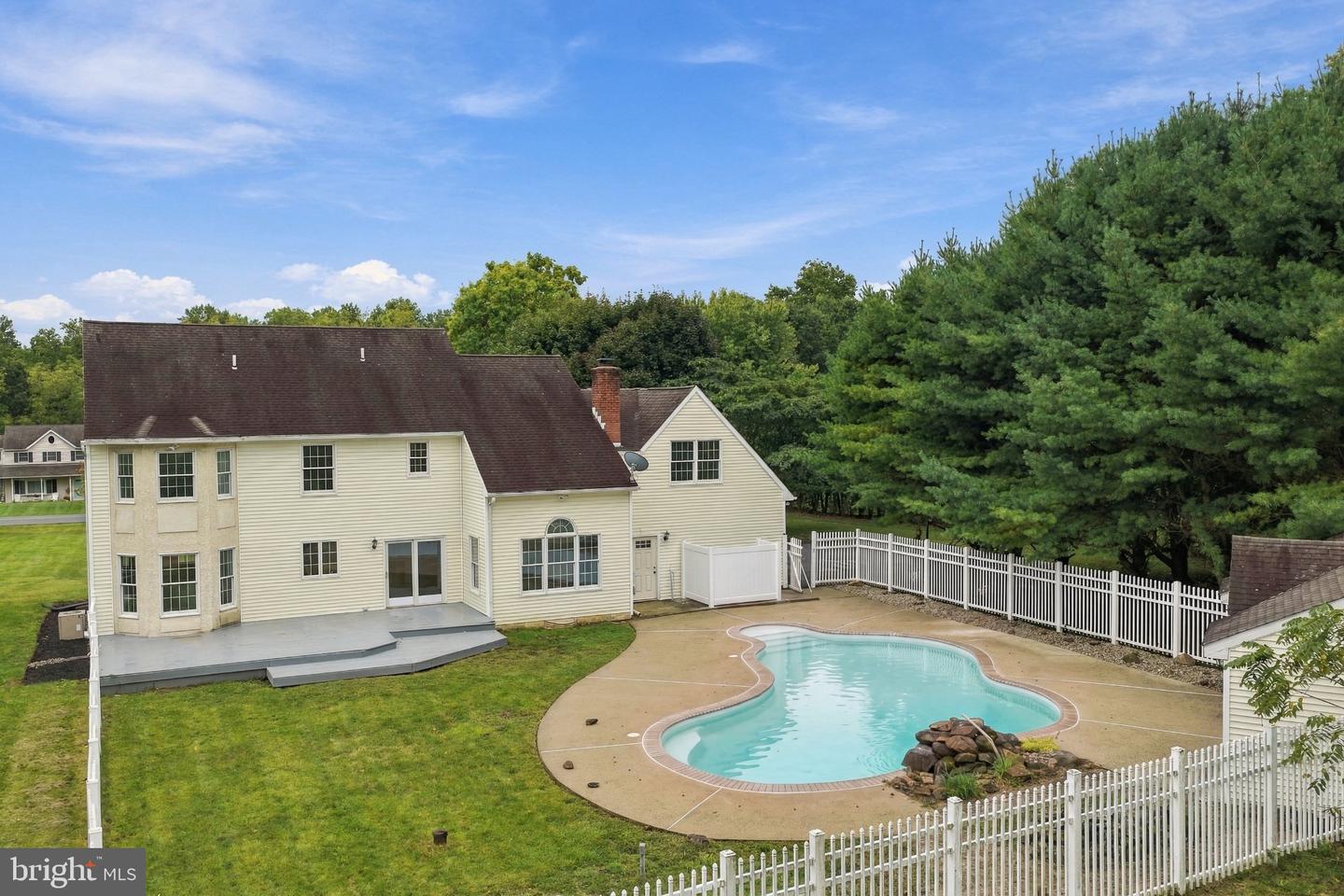 4 Schoolhouse Ln Property Photo 9