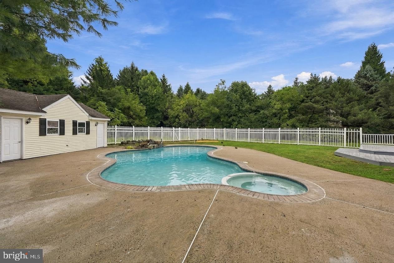 4 Schoolhouse Ln Property Photo 10